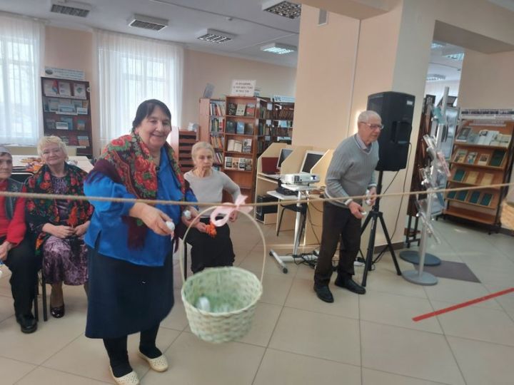 В Верхнеуслонской библиотеке проводили Масленицу песнями и блинами