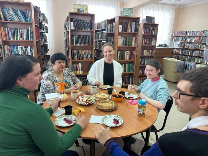 Куклу-Масленицу из пряжи смастерили ребята из «Островка надежды»