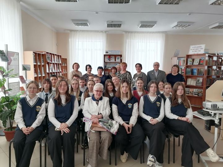 В Верхнем Услоне школьники встретились с поэтессой Риммой Троицкой