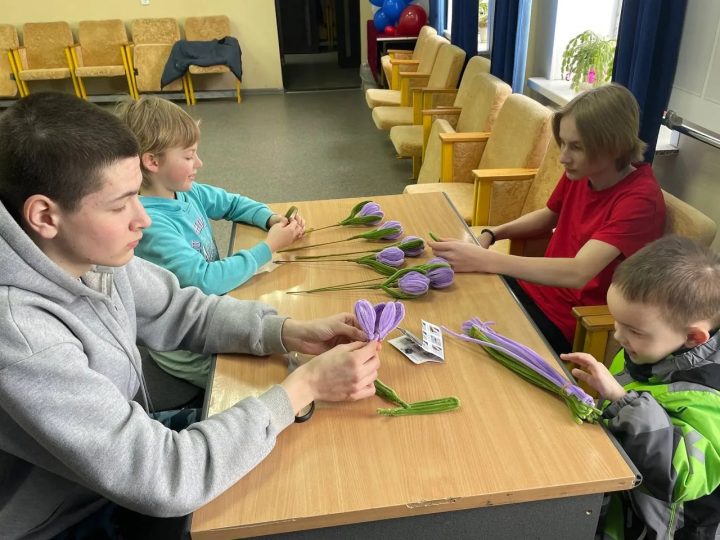 Мәмәтхуҗада балалар әни-әбиләренә үз куллары белән бүләкләр әзерләделәр