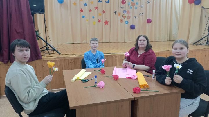 Кильдеевские подростки смастерили цветы для мам к 8 Марта своими руками
