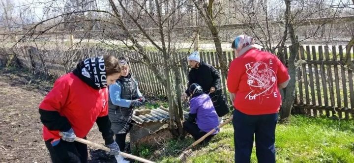 Волонтёры «Движения первых» и соцработники помогли пожилым людям с уборкой