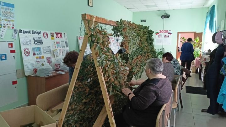 В Кильдееве матери участников СВО плетут маскировочные сети для бойцов