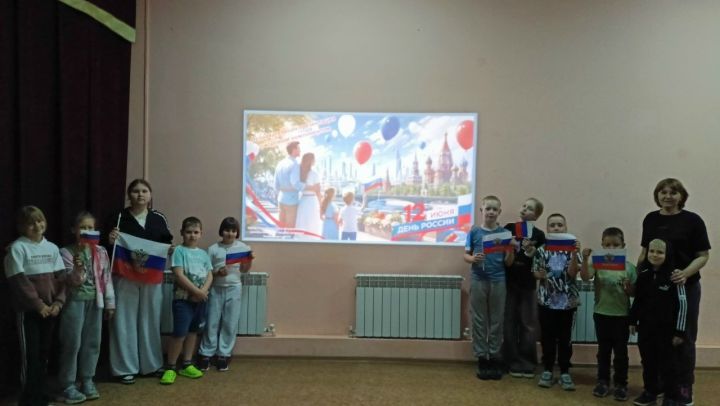 В Кильдееве детям показали презентацию о символах России ко Дню страны