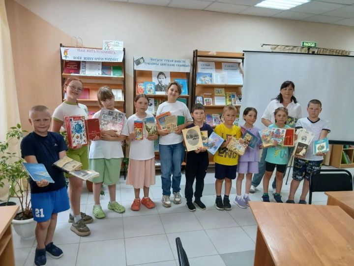 Октябрьский мәктәп лагеренда яшь осталар яраткан китапларын коткара