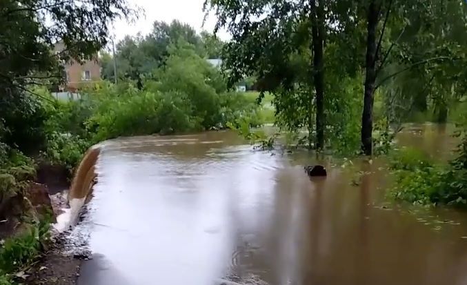 Дожди затопили пруд в Сапеево, власти взяли дамбу под контроль