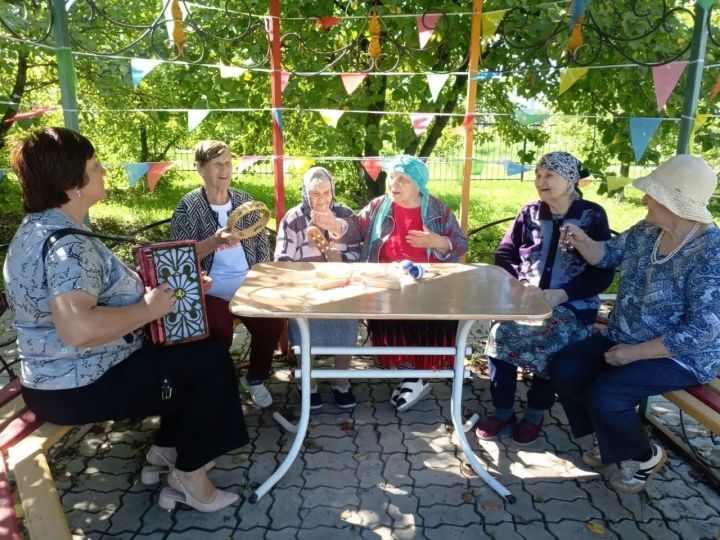 В Верхнеуслонском доме-интернате прошла музыкотерапия на свежем воздухе