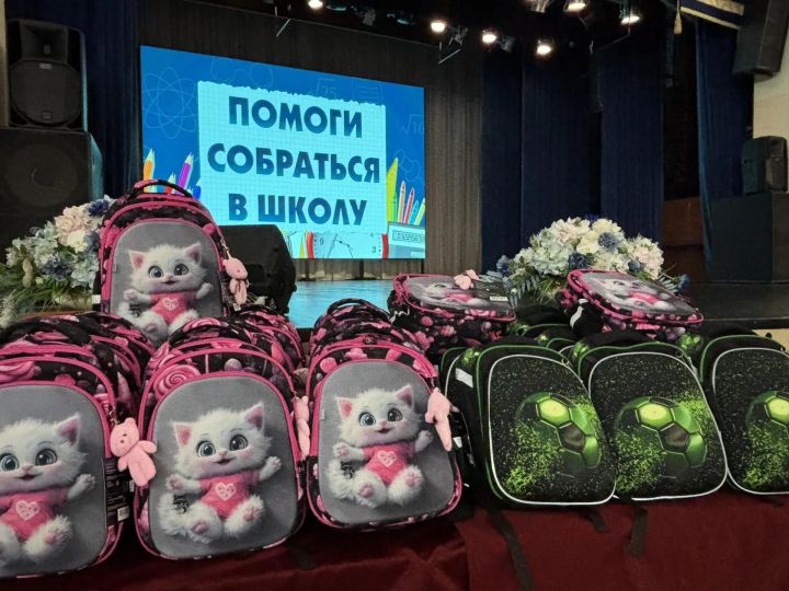 Баба Яга и Кузя помогли вручить ранцы 62 первоклассникам в Верхнем Услоне