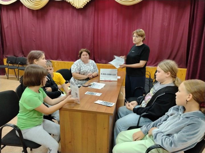 Детям в Кильдееве рассказали о телефоне доверия и психологической помощи