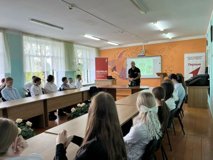 Сергей Анохин провёл урок безопасности для 9–11 классов в Верхнеуслонской школе