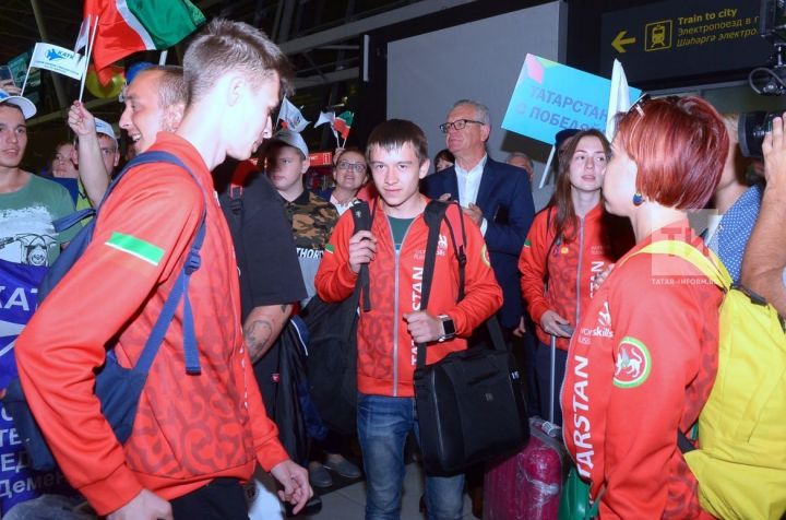 В аэропорту Казани встретили участников WorldSkills Russia 2018